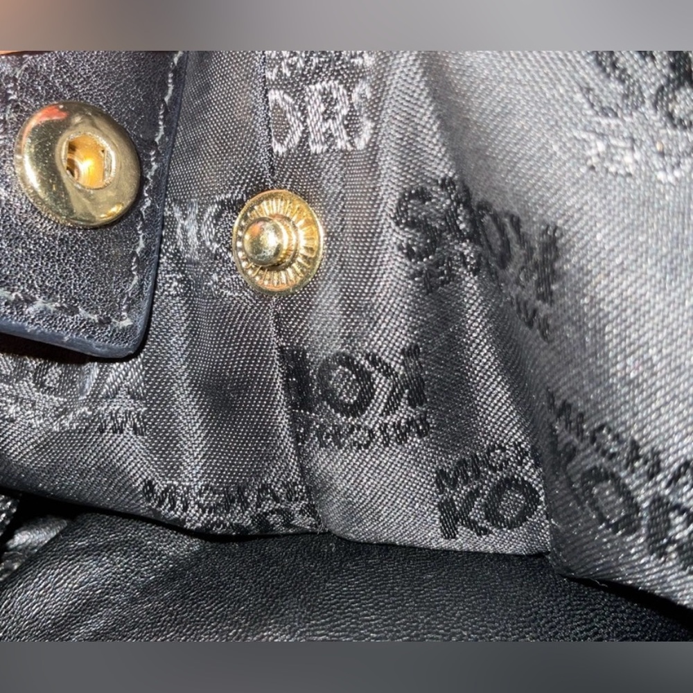 SOLD Michael Kors MK tote in black. Pre-loved 2013. - Picture 8 of 10